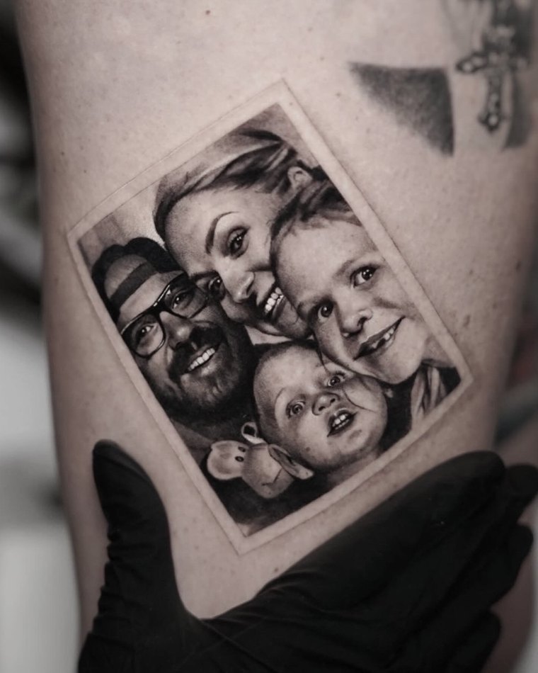 Micro-realism tattoo by Goldy Z