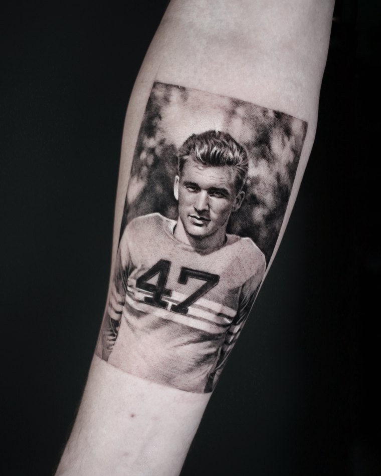 Micro-realism tattoo by Goldy Z, 12