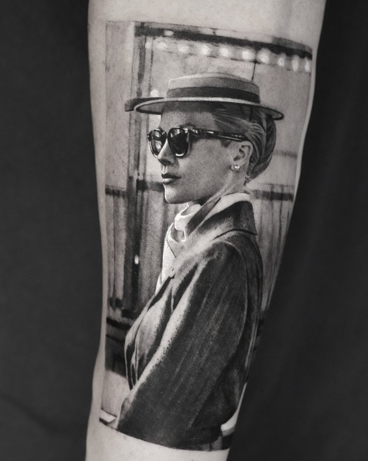 Micro-realism tattoo by Goldy Z, 22